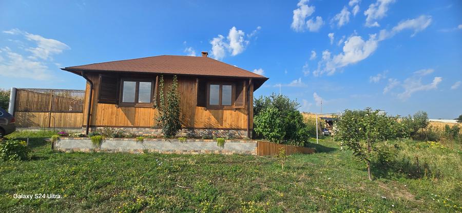 Teren cu cabanuta de lemn in Zaicesti