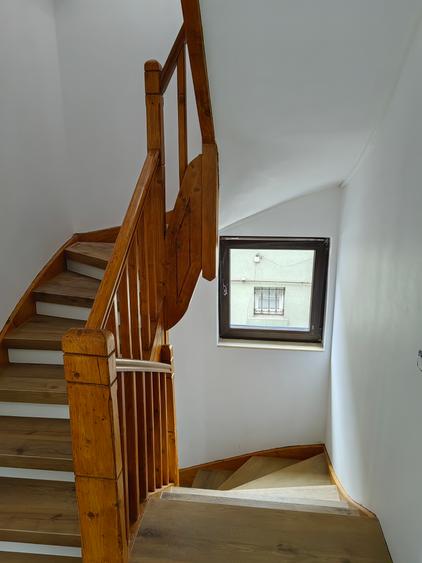Apartament 5 camere în vila, etaj 1 j și mansarda