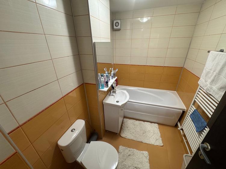 Apartament 3 camere zona Km 5 Renovat cu Centrala si Parcare