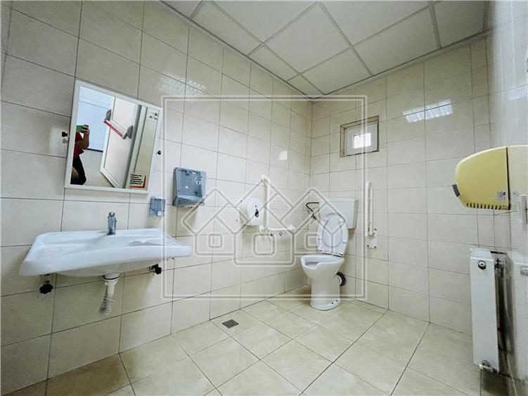 Spatiu comercial, 876 mp utili,  10 parcari, Piata Cluj