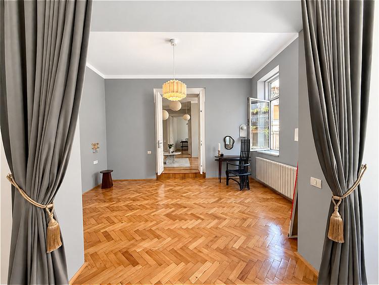 Piesă rară în centrul Capitalei: Apartament de colecție cu cramă boltită și pod