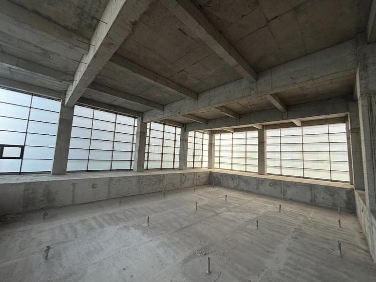 Spațiu open space 457 mp, vitrat, cu multiple posibilități de amenajare.