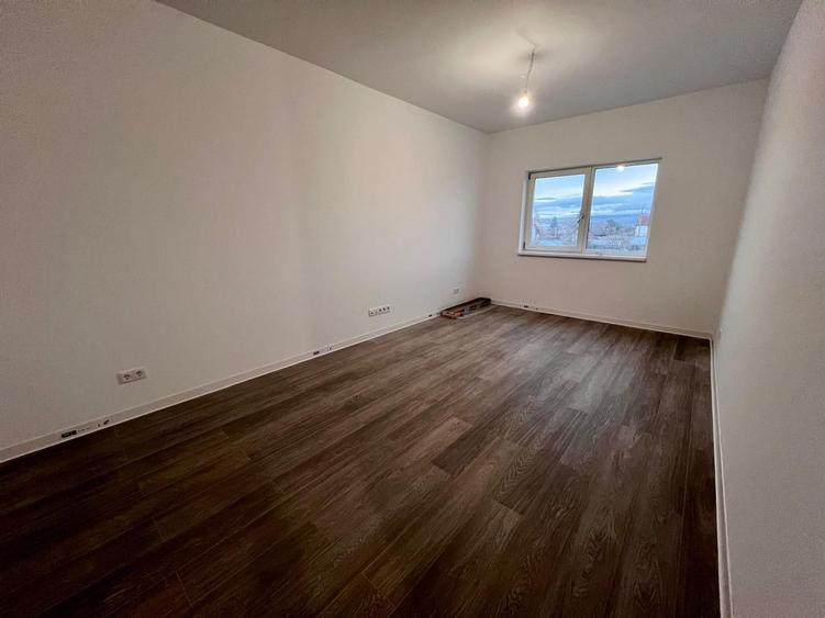 Apartament 3 camere, 2 bai si curte in Selimbar
