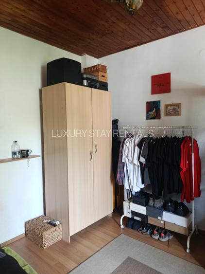 Se oferă spre vânzare o casă cu două nivele situată în Piața Victoriei - 6