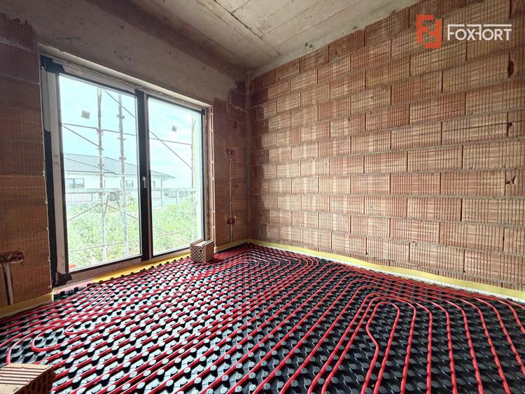 Duplex despartit prin camera tehnica, 5 camere, teren de 308 in Sanandrei