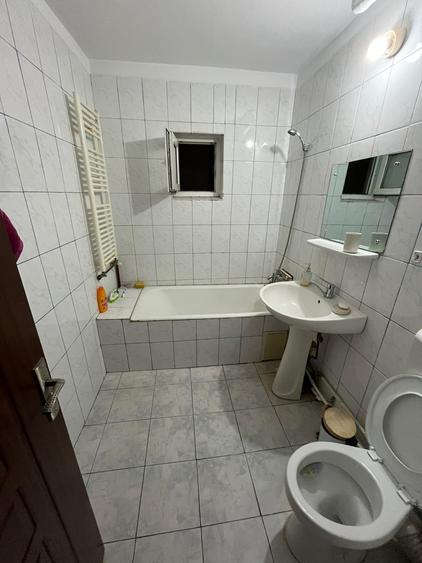 Apartament cu 2 camere decomandat, etajul 2/4, zona Nicolina