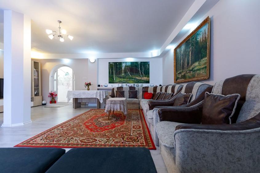 Casa / Vila cu 6 camere de vanzare, Calea Moinesti, Margineni