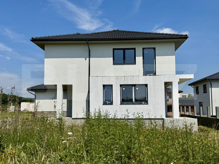 Vila noua de vanzare la intrare in Corunca