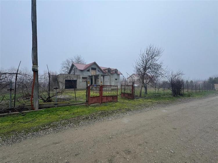 Casa Radulesti, an 1996 ,la rosu, 2.000 mp teren , 310 mp casa