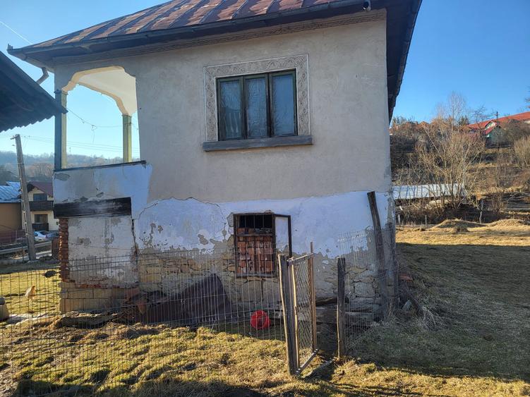 De vanzare casa taranesca cu 3 camere si teren