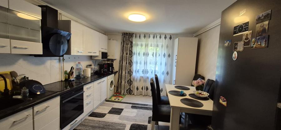 Apartament 3 camere de vanzare
