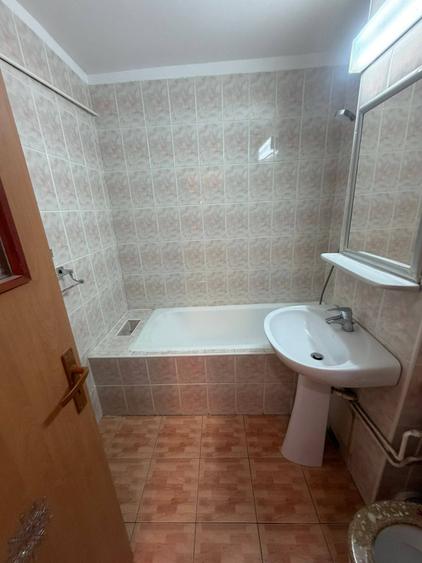 Apartament 3 camere DECOMANDAT – 9 Mai / Domnișori