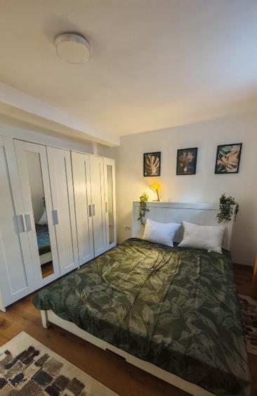 Proprietar vând apartament 2 camere, Brașovul Vechi, mobilat utilat PLUS curte