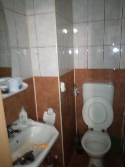 Inchiriez apartament doua camere mobilat etaj V Oradea
