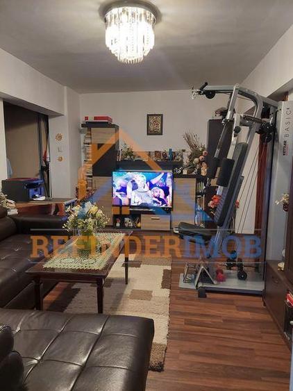 Apartament de vanzare cu 3 camere, 2 gr sanitare - zona 13 Septembrie