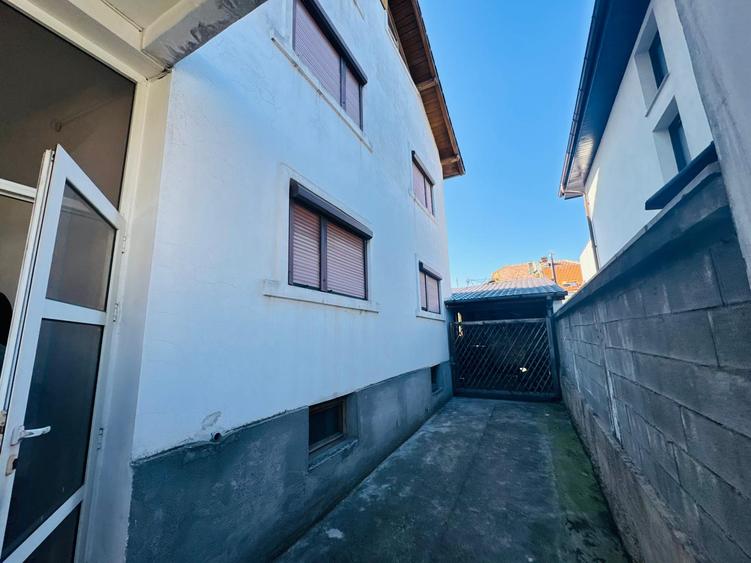 Vilă impunătoare, construcție solidă D+P+E+M, 430 mp – pretabilă pensiune