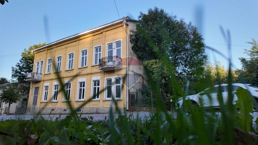 VÂNZARE - CLĂDIRE INTERBELICĂ, CENTRU SIRET