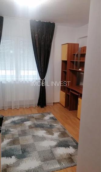 APARTAMENT SPAȚIOS CU 3 CAMERE, ULTRACENTRAL – 2 BĂI, PARCARE PRIVATĂ
