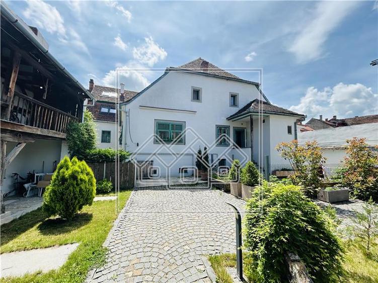 Casa cu 6 apartamente + gradina - pretabil investitii