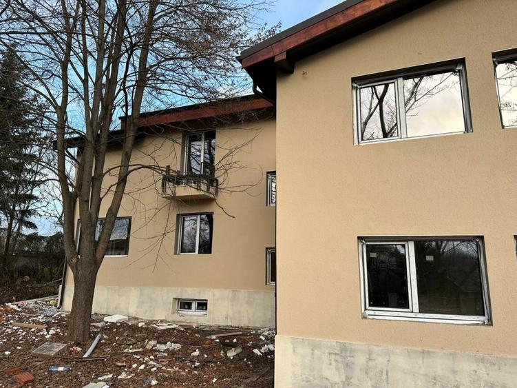 Vila Ghermanesti cu piscina, casa secundara, zona de petreceri si deschidere lac