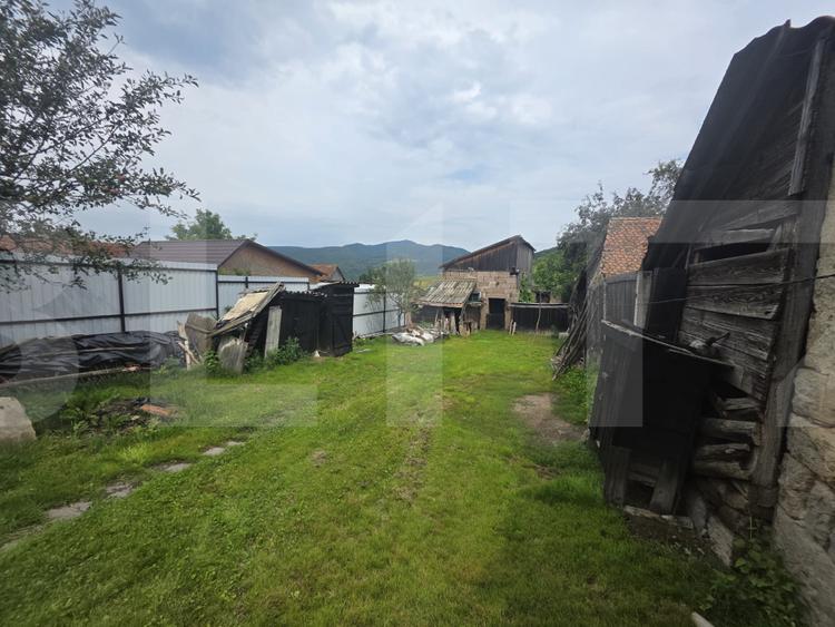 Casa taraneasca de lemn cu veranda