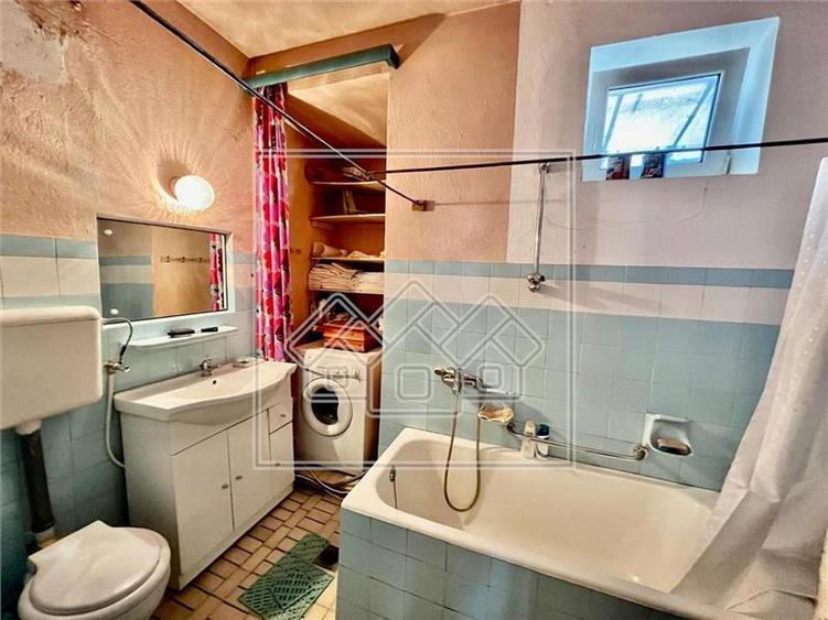 Casa de vanzare in Cisnadie - 6 camere, garaj - teren 250 mp
