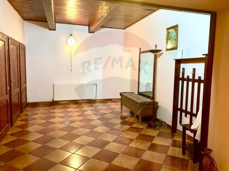 Pensiune cu 13 camere de vânzare in Bulz