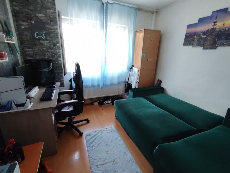 Apartament 3 camere decomandat, zona Calarasilor, etaj 2.