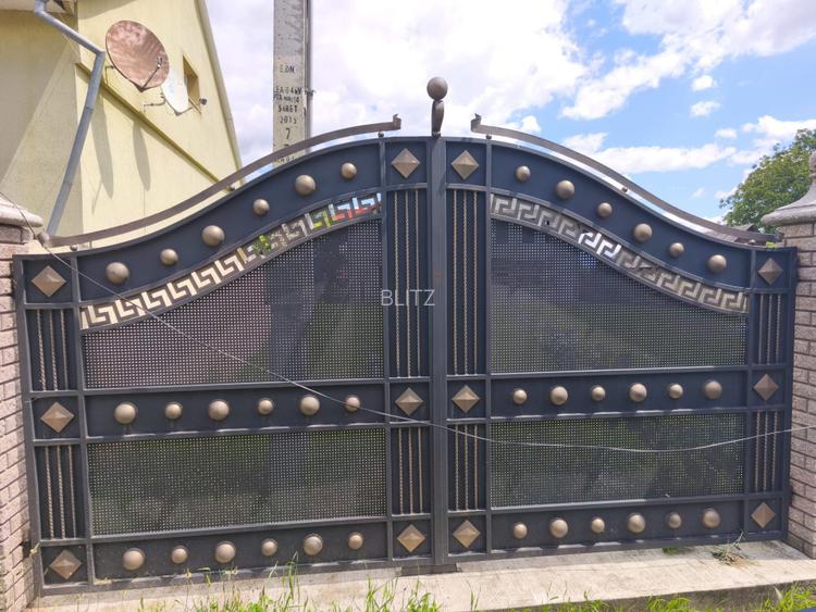 Duplex la rosu, 4400 mp teren, Siret - 4