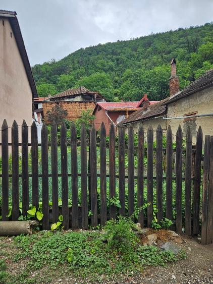 TEREN INTRAVILAN 252 MP – TOPLEȚ, CARAȘ-SEVERIN – ZONĂ LOCUITĂ, ACCES STRADAL