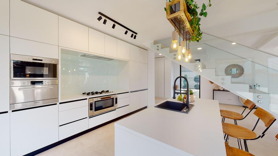 Vilă Modernă cu Atmosferă Caldă și Finisaje High-End, aproape de București