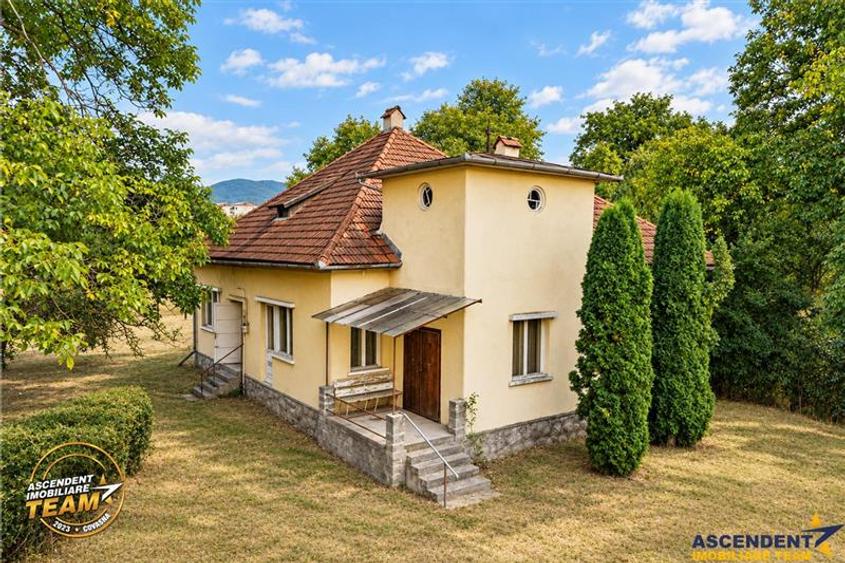 Casa cu istorie,3 camere,potential mansardare,1.840mp teren,in cadru linistit si