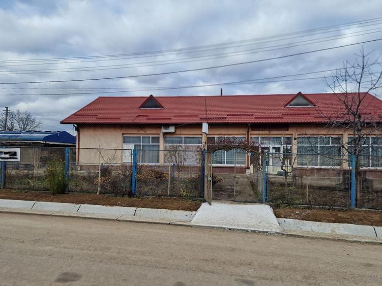 Se oferă spre vânzare / închiriere clădire cu spațiu comercial