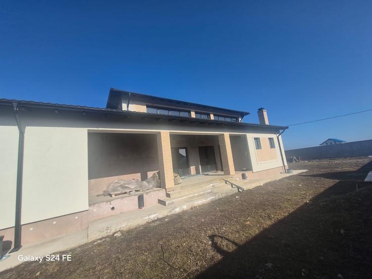 Vilă cu teren de 1.500 mp – arhitectură modernă, spații spectaculoase – Dumbrava