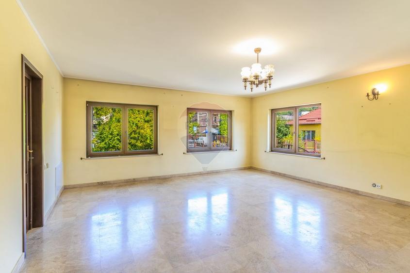 9 camere, 5 bai, spatiu hobby, gradina, garaj,locatie buna