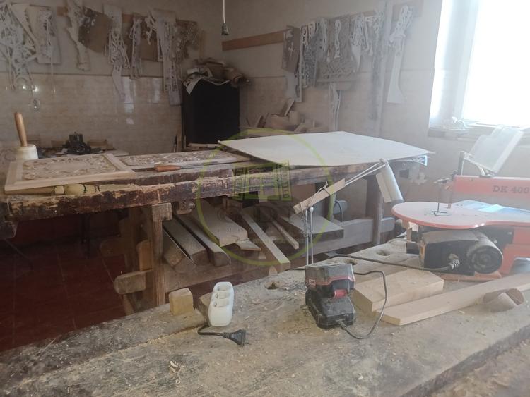 De vanzare fabrica mobilier lemn masiv sculptat + confectii metalice