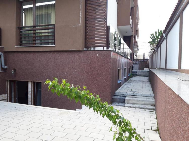 Apartament 3 camere cu curte, imobil nou