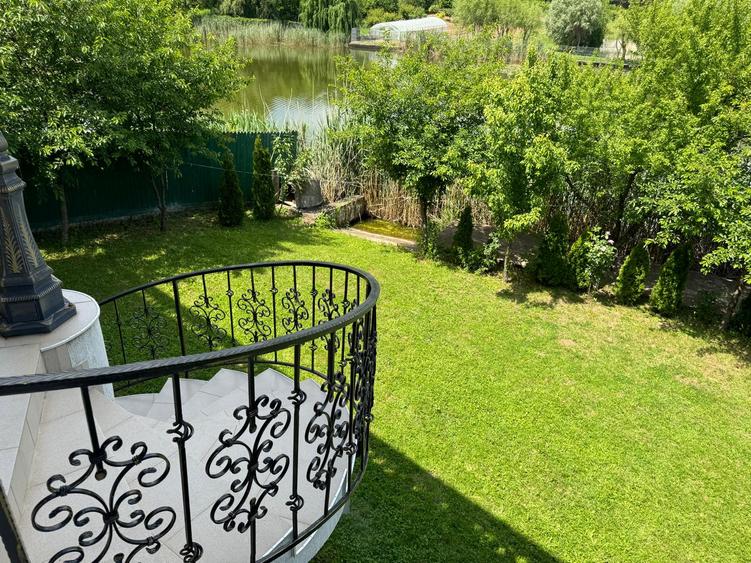 Proprietate pe lac cu potențial de reconversie premium