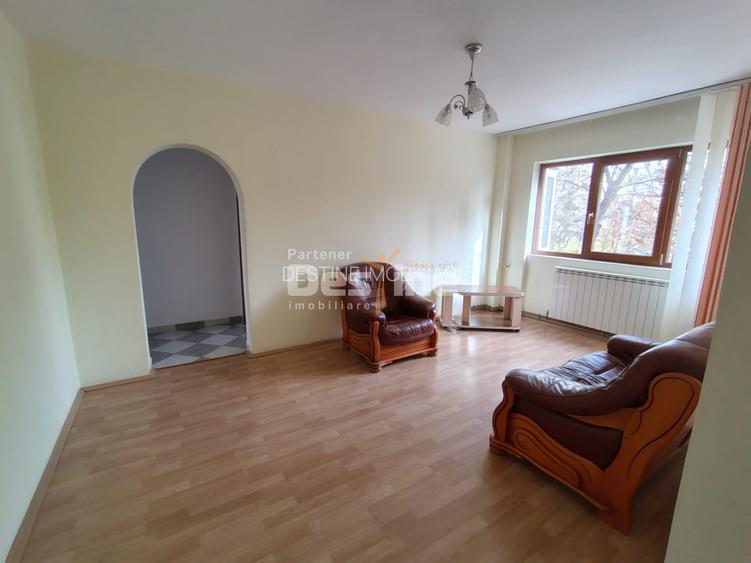 Apartament de vânzare, zona PODU ROȘ, 3 camere, semidecomandat, etaj 1 - 2