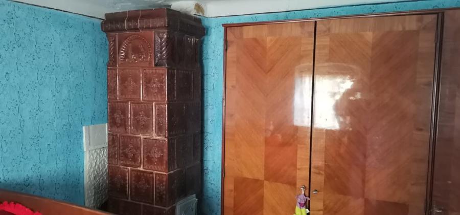 Vand casa la curte cu 2 cladiri anexe si teren