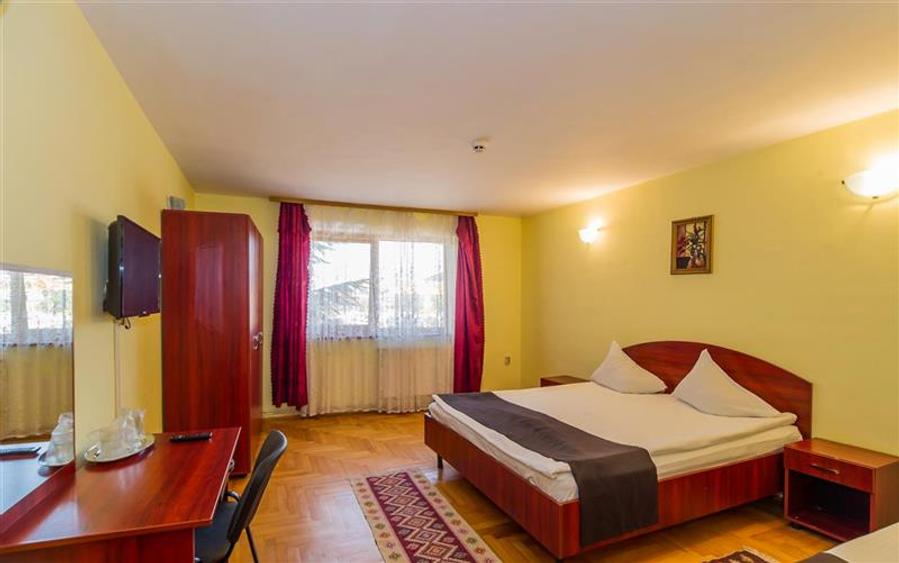 Pensiune cu restaurant, profit asigurat din chirii, terasa spre munte, Brasov