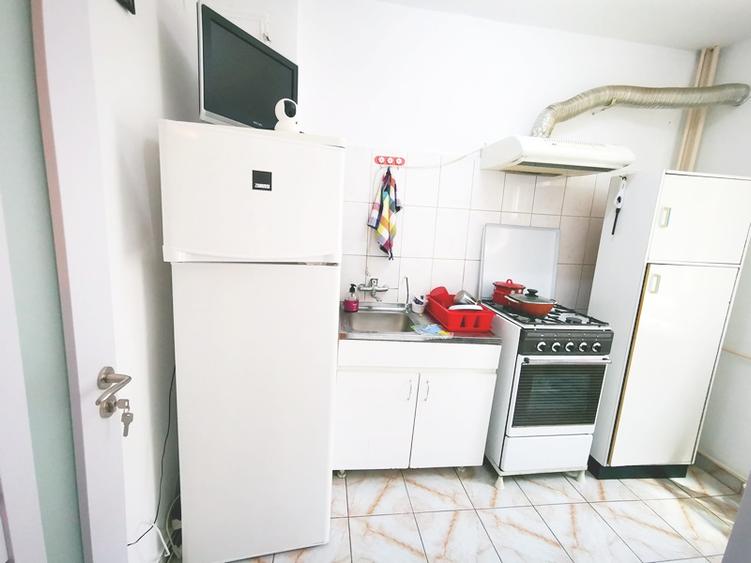 Inchiriere Gars 42mp la Veteranilor bloc de 4 etaje langa metrou Lujerului 10 m