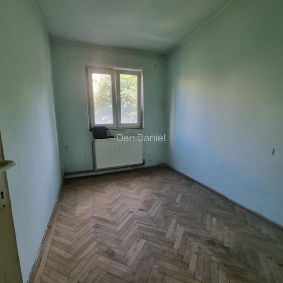 Proprietar vand apartament 3 camere etaj 1 semidecomandat zona Vlahuta 3 - 4