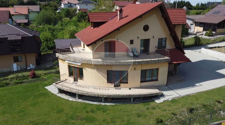 Casă / Vilă de Lux cu 5 camere de vânzare