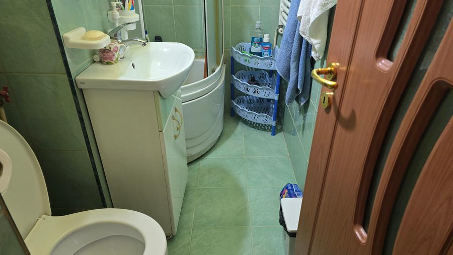 Vand apartament 3 camere semidecomandat in Deva, zona Micro 15, etaj 1, izolat