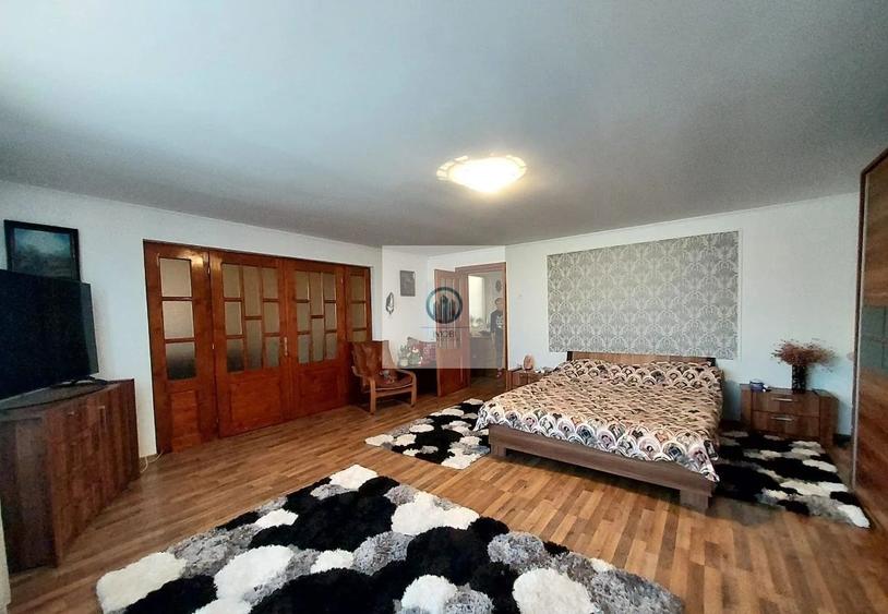 Vila Impresionanta în Deva–Construcție Solida 3 garaje inclus elevator