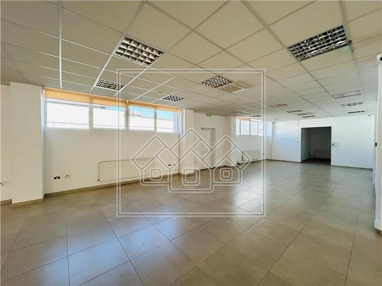 Spatiu comercial, 876 mp utili,  10 parcari, Piata Cluj