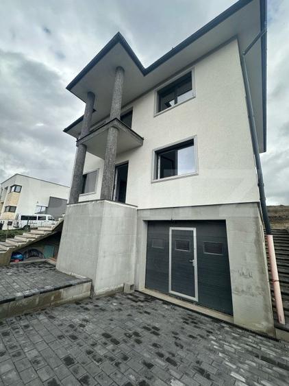 Casa individuala, 4 camere, 3 bai, garaj, zona Beta Residence