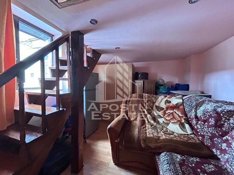 Casa la curte comuna cu doar 5 locatari, in Piata Maria.