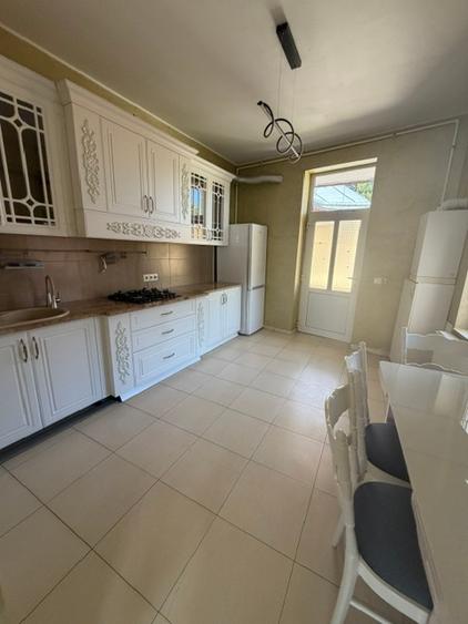 Apartament spatios , situat Central